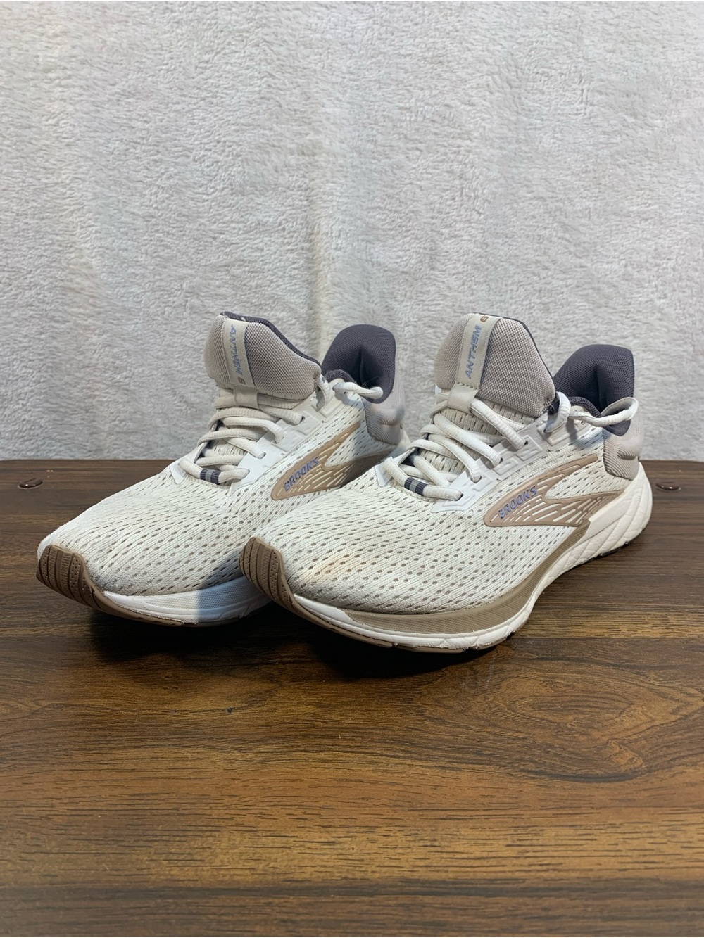 Brooks Anthem 6 Women’s Athletic Running Shoes - White with Tan Accents Size 9.5